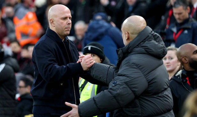 利物浦主帅七轮仅一胜却依然笑对逆境，不满关键红牌判罚引争议