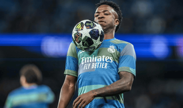 欧冠最大冤案？B席红牌引争议，球迷怒喷：裁判毁了比赛！